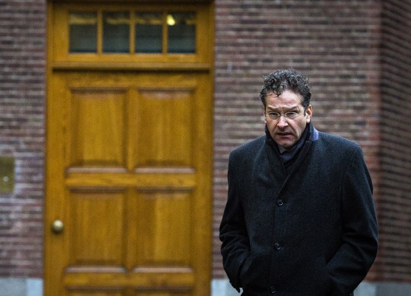 De regering zal geen extra bezuinigingen doorvoeren om eventuele tegenvallers te compenseren, die kunnen optreden door dalende gasprijzen. Financiën Jeroen Dijsselbloem dinsdag tegen televisiezender RTL Z. Gaszprijzen zijn de afgelopen tijd stevig gedaald, in navolging van de steeds lagere prijs van olie. Veel lange-termijncontracten voor gas zijn in Nederland namelijk gekoppeld aan de olieprijs. Het goedkopere gas is een tegenvaller voor de Nederlandse schatkist, aangezien de verkoop van Nederlands gas bij een lagere prijs minder opbrengt.