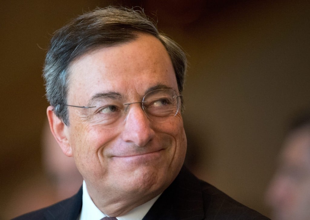 Financiële markten kijken met spanning uit naar het commentaar van ECB-president Mario Draghi op het rentebesluit donderdagmiddag. Gaat de centrale bank meer doen om de inflatie aan te wakkeren? Analist Arne Petimezas van AFS Group praat je bij vanaf de beursvloer.