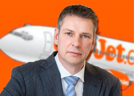 Na twintig jaar actief te zijn op Schiphol stationeert easyJet in het voorjaar van 2015 voor het eerst vliegtuigen op Nederlandse bodem. Extra concurrentie voor de KLM Groep dus, maar zo ziet William Vet, commercieel manager van easyJet in Nederland, het niet. "Het aantal passagiers op Schiphol groeit elk jaar. Je kunt niet stellen dat wij marktaandeel snoepen van KLM. We maken met onze vluchten de taart gewoon groter", zegt hij tegenover Luchtvaartnieuws.nl. EasyJet opende onlangs een nieuwe routes naar Hamburg, en voegt in 2015 ook Dubrovnik, Olbia, Toulouse, Venetië, Nice, Ibiza, Corfu en Palermo aan het aanbod toe. Voornamelijk toeristische routes, waarmee easyJet met name in het vaarwater van Transavia terechtkomt. EasyJet blijft dus groeien op Schiphol, maar geheel zonder problemen gaat dat niet. De H-pier, de 'kale' vertrekpier op Schiphol die easyJet het liefst gebruikt, is een beperkende factor, zegt Vet. De tarieven voor het aan- en afmeren op die pier zijn voor klanten van Schiphol lager dan bij gates met een vliegtuigslurf. Duurder en tijdrovender Vet: "Het komt nu al dagelijks voor dat er geen plek is bij een H- of een M-gate (M is uitsluitend voor Schengenbestemmingen, red.). Dan moeten we toch ergens anders parkeren. Dat is niet alleen twintig procent duurder voor ons, maar ook tijdrovender." EasyJet streeft naar een 'turnaround time' van slechts 25 minuten. "We zijn al lang met Schiphol in gesprek over uitbreiding van het aantal plekken, maar dat heeft tot nu toe nog niets opgeleverd”, aldus Vet. “Er is absoluut vraag naar meer gates, niet alleen van ons. Ook andere maatschappijen hebben daar belang bij." Volg de luchtvaartsector op Luchtvaartnieuws.nl.