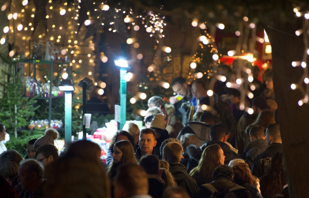 Speelgoedwinkels profiteren het meest, schoenenwinkels het minst van de feestdagen in november en december. Huishoudens geven gemiddeld 170 euro uit voor Sinterklaas, Kerst en Oud en Nieuw. Sinterklaas, kerst en oud en nieuw geven de detailhandel een extra impuls van naar schatting 1,3 miljard euro. Per huishouden wordt er vanwege de feestdagen gemiddeld voor ongeveer 170 euro extra geshopt. Dat maakte het Centraal Bureau voor de Statistiek (CBS) maandag bekend. Vooral de speelgoedbranche beleeft gouden tijden in de laatste maanden van het jaar. Speelgoedwinkels halen in november en december bijna 30 procent van hun jaaromzet. Per kind wordt in deze tijd bijna 110 euro aan speelgoed gespendeerd.