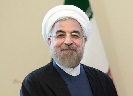 De sterke daling van de olieprijzen zal niet voortduren, zei de Iraanse president Hassan Rouhani in een toespraak. De afgelopen maanden gingen de olieprijzen ongeveer door de helft, doordat het aanbod sterk groeit terwijl de vraag maar mondjesmaat toeneemt. Vooral in de afgelopen weken werd olie in hoog tempo goedkoper. Door de lagere olieprijzen dreigt Iran met zijn begroting in de problemen te komen. Rouhani is juist opvallend positief over de economie van Iran, die volgens hem na twee jaar van krimp weer in de lift zit. Volgens de Iraanse president groeide de economie in de periode sinds maart met 4 procent. "Het economisch herstel is begonnen'', aldus Rouhani. Volgens de Iraanse president is de inflatie sinds zijn regering zestien maanden geleden aan de macht kwam gedaald naar 17 van 40 procent. Vorig jaar kromp de economie van Iran nog met 1,7 procent, na een neergang met 5,6 procent een jaar eerder. Het Internationaal Monetair Fonds (IMF) rekent voor dit jaar op een groei van de economie van Iran met 1,5 procent.