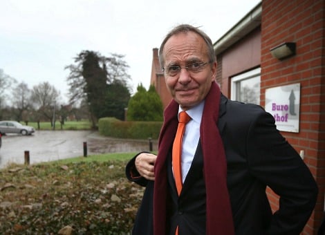 Minister Henk Kamp gaat samen met de gemeente Groningen kijken of en hoe de veiligheid van belangrijke gebouwen in de stad Groningen verbeterd moet worden. Dat zei de Groningse burgemeester Ruud Vreeman woensdag na een gesprek met de minister. De minister zegde toe dat hij wil bekijken welke maatregelen nodig zijn om een aantal gebouwen waar veel mensen komen, veiliger te krijgen. Het gaat dan om oude en nog nieuw te bouwen panden van ziekenhuizen, scholen, woningen en bijvoorbeeld het Groninger Forum. Half januari moet er een lijst zijn met vijf tot tien gebouwen, waarvan de constructie wordt onderzocht. Door naar de constructie van oude en nieuwe gebouwen te kijken, moet duidelijk worden "wat nodig is om vitale gebouwen in de stad veilig te krijgen en hoeveel geld daarmee gemoeid is", zei Vreeman. De burgemeester vindt dat de NAM moet opdraaien voor eventuele meerkosten om de gebouwen bevingsbestendig en veilig te krijgen. Groningen als aardbevinggemeente Vreeman sprak samen met bestuurders van het Universitair Medisch Centrum Groningen, de Rijksuniversiteit en de Hanzehogeschool met de minister. "Het was een kritisch gesprek", aldus Vreeman. "Ik denk dat hij nu wel inziet dat de bevingen de stad voor dilemma's stellen en dat hier grote bedragen mee gemoeid zijn." De burgemeester wil eigenlijk dat de minister de stad erkent als aardbevingsgemeente. Dat is volgens Vreeman cruciaal voor de economische en sociale continuïteit van de stad. Maar daar krijgt hij Kamp vooralsnog niet in mee. "We zien deze afspraken wel als een verregaande samenwerking." De provincie Groningen telt nu negen aardbevingsgemeenten, die aanspraak kunnen maken op de 1,2 miljard euro voor het verstevigen en versterken van woningen en gebouwen. De stad Groningen, waar eind september een beving van 2,8 werd gevoeld, hoort daar niet bij. Kabinet schroeft gaswinning terug Kamp maakte dinsdag bekend de gaswinning in Groningen volgend jaar terug te schroeven tot 39,4 miljard kuub. Daarmee wordt de gaswinning in het Groningen-veld teruggebracht naar het niveau van 2008. [google-drive number='1'] Ook wordt het komende jaar fors werk gemaakt van het versterken van woningen in het aardbevingsgebied: drieduizend huizen in 2015 en nog eens vijfduizend het jaar erna. Kamp volgt het advies van de toezichthouder het Staatstoezicht op de Mijnen (pdf). Die adviseert om in de omgeving van Hoogezand-Sappemeer minder gas uit de bodem te halen. Actiegroep naar Raad van State De Groninger Bodem Beweging (GBB) vindt dat het besluit van Kamp niet ver genoeg gaat. De actiegroep wil via de Raad van State afdwingen dat er in 2015 niet meer dan 30 miljard kuub gas uit de Groningse bodem wordt gehaald. De GBB vindt dat Kamp met zijn besluit onvoldoende rekening houdt met de veiligheid van de inwoners van het aardbevingsgebied. Volgens de actiegroep legt de minister een eerder advies van Staatstoezicht op de Mijnen om de winning terug te brengen tot 30 miljard kuub, naast zich neer. "Dit is een puur cosmetische ingreep die nergens toe leidt. Wij pleiten voor een substantiële en structurele verlaging", aldus Dick Kleijer van de GBB woensdag. De actiegroep twijfelt bovendien aan het voornemen van Kamp om volgend jaar 3000 woningen in het gebied te verstevigen. Op die manier duurt het tien jaar voordat alle woningen versterkt zijn en dat is te lang om mensen hun gevoel van veiligheid terug te geven, aldus de GBB. Commissaris van de koning Max van den Berg liet woensdag weten dat de provincie Groningen eerst nog het advies van Staatstoezicht op de Mijnen nader wil bestuderen voordat er besloten wordt of ook de provincie naar de Raad van State stapt.