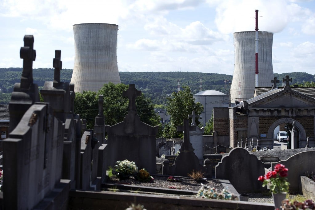 Nederland zal België helpen zodra de Belgen komende winter te weinig stroom hebben wegens het uitvallen van twee kerncentrales. Als ons land de vraag niet meer aankan, springt Frankrijk bij. Daarover hebben de toezichthouders uit de landen rondom België afspraken gemaakt, maakte de Autoriteit Consument & Markt (ACM) maandag bekend. ,,We kunnen de Belgen niet in het donker laten zitten terwijl wij voldoende productie hebben om België van de noodzakelijke stroom te voorzien. We gaan België helpen tegen de laagste kosten'', zegt Henk Don, bestuurslid van de ACM.