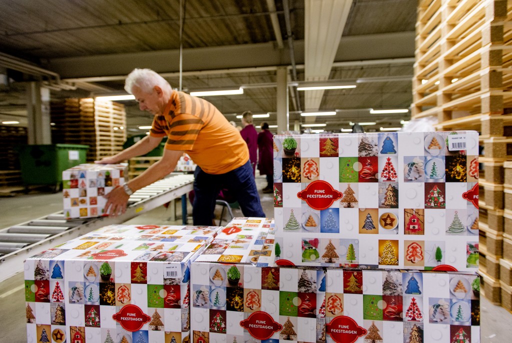 Een scheurkalender of zelfs helemaal geen kerstpakket. Gemeenteambtenaren voelen zich in de kou gezet. Vakbond Abvakabo FNV vindt het een slechte zaak dat gemeenten bezuinigen op het kerstpakket voor hun ambtenaren of het zelfs geheel afschaffen. Dat meldt de website Binnenlands Bestuur dinsdag. Uit een peiling bleek vorige week dat driekwart van de gemeenteambtenaren zo'n pakket ziet als een leuk extraatje of als blijk van waardering voor een jaar hard werken.