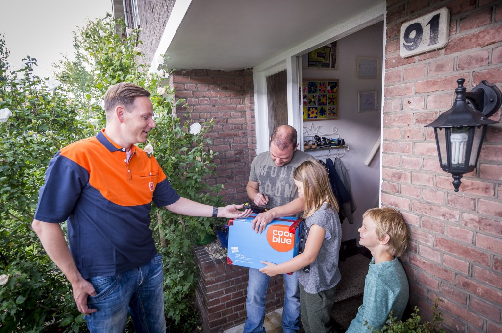 PostNL bezorgt dinsdag voor het eerst een recordaantal van één miljoen pakketten. De groei van online bestellingen rond de feestdagen tikt lekker door. Intussen profileert concurrent Sandd zich wel op de postmarkt. PostNL brengt bij ongeveer een op de zeven huishoudens een pakket, meldde het bedrijf dinsdag. Sinterklaas winkelt meer en meer online en de pakketbezorgers en de sorteercentra draaien op volle sterkte. ,,Er wordt dag en nacht doorgewerkt om de extra pakketten in de decemberperiode goed en snel af te leveren bij de klanten'', zegt directeur Gerrit Mastenbroek.