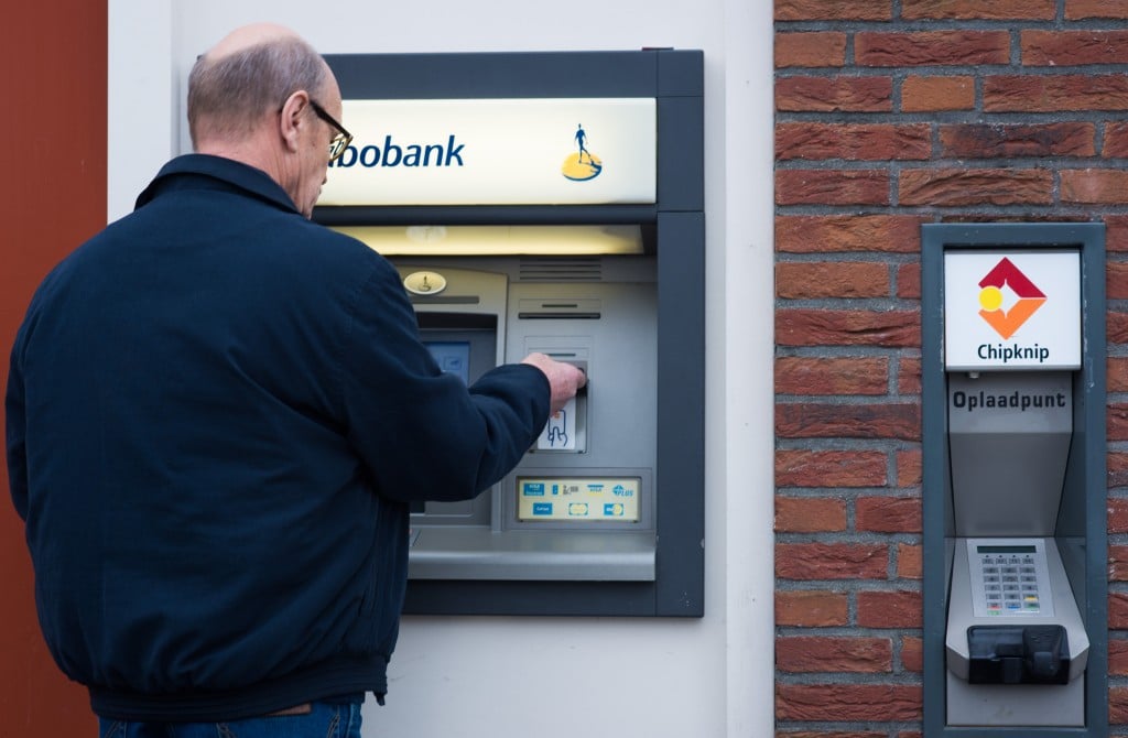 Door de actie van het personeel van geldtransporteur Brink's Nederland zijn circa 230 geldautomaten van Rabobank leeg. Dat is 10 procent van de 2300 geldautomaten die de bank in Nederland heeft. Dat liet Rabobank zondag weten.