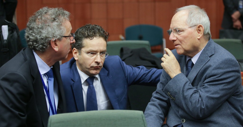 De Nederlandse staat kan weer goedkoper lenen. De lage rente is fijn voor minister van Financiën Dijsselbloem, maar duidt ook op gebrek aan economische groei. Analist Arne Petimezas van AFS Group praat je bij vanaf de beursvloer in Amsterdam. 1.De Nederlandse 10-jaars rente is vanochtend naar een nieuw dieptepunt gedaald van 0,815 procent. Die bodemrente is enerzijds het gevolg van de verwachting van beleggers dat de ECB vroeg af laat op grote schaal staatsobligaties gaat kopen omdat reële rentestanden te hoog zijn, de inflatie te laag en er van economische groei weinig over is gebleven. Maar die hele lage lange rente voor veilige havens als Nederland geeft ook aan dat beleggers nauwelijks nog groei of inflatie verwachten in de rest van het decennium. Lost decade dus.