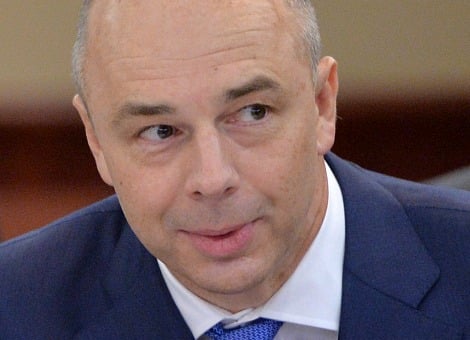 Rusland wordt volgend jaar geconfronteerd met een "aanzienlijk hoger" begrotingstekort dan eerder gedacht, nu de economie richting een recessie glijdt. Dat zei de Russische minister van Financiën Anton Siluanov. Een concrete prognose gaf Siluanov niet, maar Rusland hield voor 2015 rekening met een tekort van 0,6 procent. Het land kampt onder meer met de gevolgen van de westerse sancties. Ook de prijsdaling van olie slaat een gat in de begroting. Voor dit jaar werd eerder gerekend op een overschot van 0,6 procent, maar door alle stimuleringsmaatregelen om de val van de roebel te breken voorziet men nu een tekort tot 0,8 procent. Volgens Siluanov zal Rusland zijn reserves moeten aanspreken om het gat te dichten. ,,Een jaar met een tekort is niet zo heel erg", zo gaf hij aan. ,,Het belangrijkste is dat we ons voorbereiden op de toekomstige begrotingen."