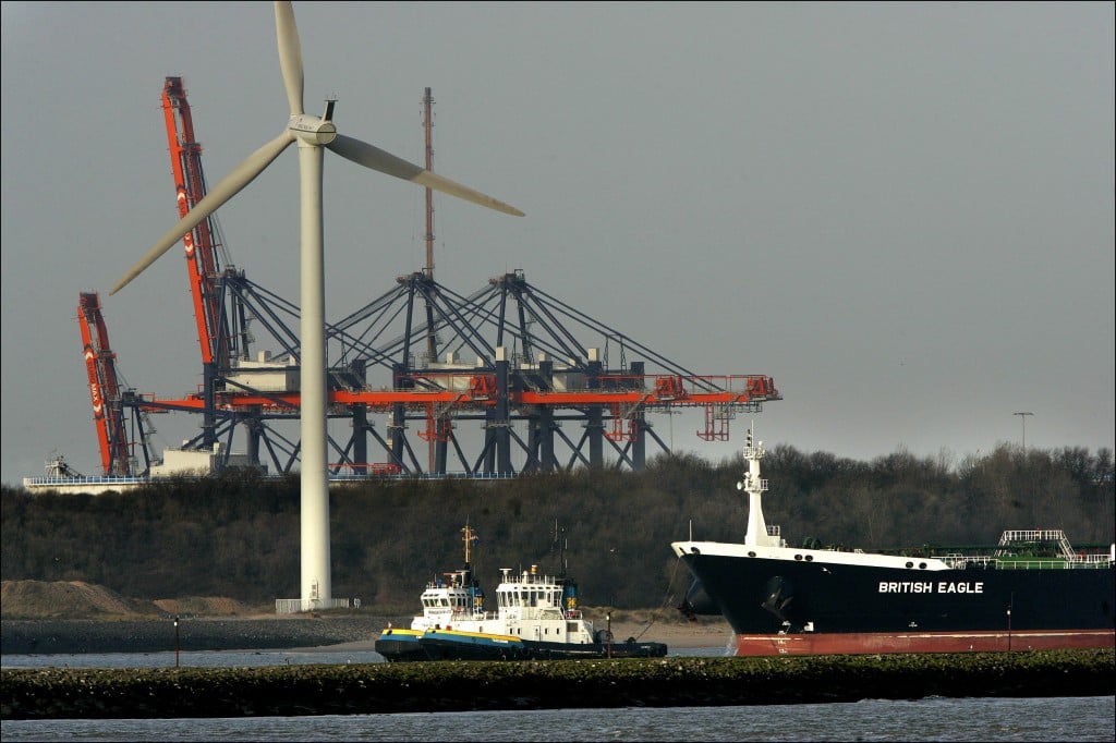 Boskalis en maritiem dienstverlener Kotug bundelen hun Europese havensleepdiensten. Daardoor ontstaat een nieuwe Europese reus bij sleepdiensten. Dat maakte Boskalis maandag bekend. De bedrijven hebben ieder een belang van 50 procent in de op te richten joint venture. Het gecombineerde bedrijf zal enerzijds de havensleepdiensten van Boskalis-dochter Smit in België en Nederland beslaan en anderzijds die van Kotug in Duitsland, Nederland en het Verenigd Koninkrijk. Door de samenwerking worden elf havens in vier landen bediend door een vloot van ruim zestig sleepboten.