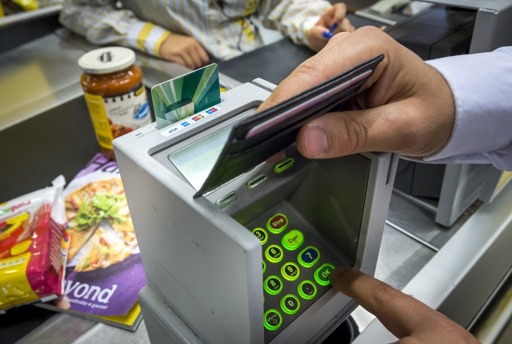 De Nederlandse supermarkten hebben in november 2,56 miljard euro omgezet, 0,8 procent meer vergeleken met dezelfde maand vorig jaar. Dat maakte onderzoeksbureau GfK donderdag bekend. De omzet per kassabon steeg licht met 0,02 procent (3 cent) tot 21,87 euro. ,,Net als de drie voorgaande maanden komt de groei van de supermarktomzet voort uit het toegenomen aantal kassabonnen'', aldus GfK. De totale supermarktomzet is sinds het begin van het jaar met 0,1 procent gedaald tot 30,57 miljard euro.