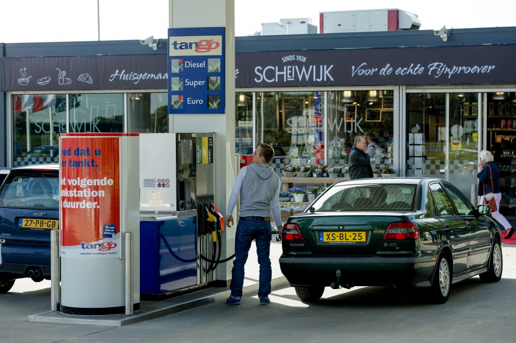 De Nederlandse inflatie is in november uitgekomen op één procent, licht lager dan in de voorgaande maand. Dat meldde het Centraal Bureau voor de Statistiek (CBS) donderdag. In oktober was de gemiddelde prijsstijging iets hoger, te weten 1,1 procent. De lagere inflatie in november heeft mede te maken met de daling van brandstofprijzen. Zo kostte een liter benzine in november gemiddeld 1,63 euro, het laagste niveau in bijna drie jaar. In oktober 2012 lag de gemiddelde benzineprijs op 1,83 euro per liter. Het verchil van twee dubbeltjes scheelt op een tankbeurt van 25 liter vijf euro.
