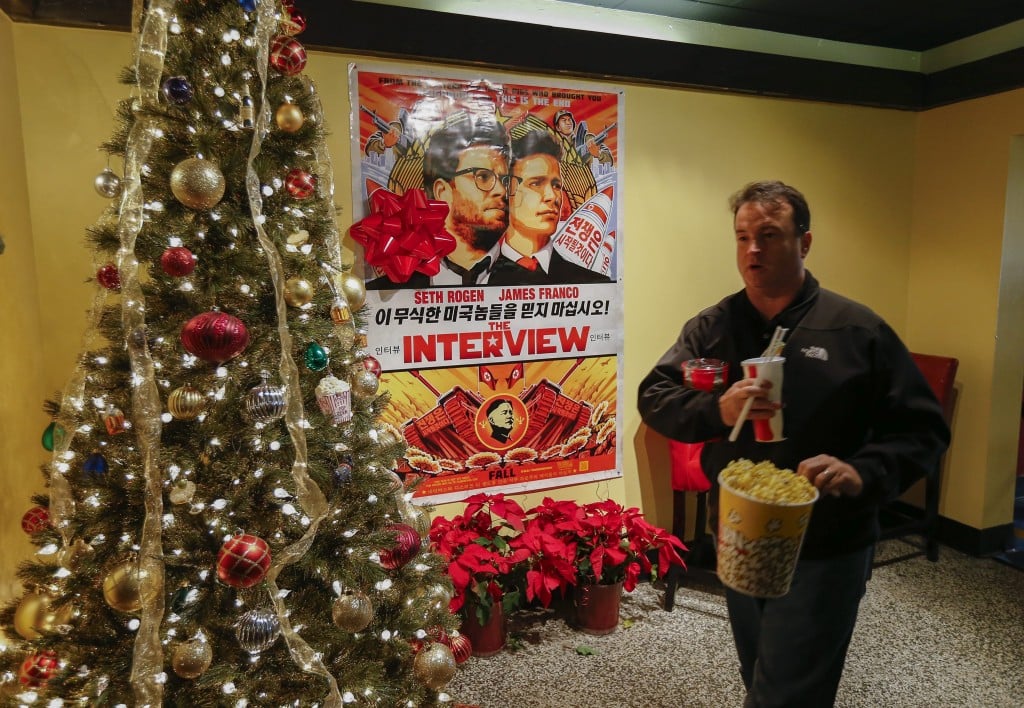 De controversiële film The Interview over een fictive moord op Noord-Koreaanse dictator Kum Jung-Un doet het goedbij betaaldiensten voor films. The Interview bracht in vier dagen al 15 miljoen dollar op. De film zorgde de afgelopen tijd voor veel ophef. De systemen van filmproducent Sony werden gehackt en de VS beschuldigt Noord-Korea daarvan. Hij zou daarom bijna helemaal niet uitkomen. Bioscopen deinsden terug nadat ze waren bedreigd door hackers.