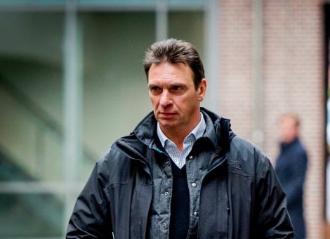 'Topcrimineel' Willem Holleeder heeft donderdag 46 dagen cel gekregen voor het bedreigen van misdaadjournalist Peter R. de Vries. De rechtbank in Haarlem sprak hem wegens gebrek aan bewijs vrij van het afpersen van een vroegere voorman van de Hells Angels, Theo Huisman. Holleeder moet verder nog negentig van de 1095 dagen uitzitten van een vorige veroordeling voor afpersing. Hij had in die afpersingszaak negen jaar cel gekregen en kwam in januari 2012 na zes jaar zitten voorwaardelijk vrij. Holleeder zit inmiddels ook sinds december in voorarrest voor zijn mogelijke betrokkenheid bij de liquidaties van Thomas van der Bijl en Cees Houtman. Volgens het Openbaar Ministerie (OM) was Holleeder betrokken bij een misdaadnetwerk dat zich onder meer toelegde op geweld en het witwassen van geld. Dit netwerk werd aangevoerd door Danny K. Voor Holleeders betrokkenheid is geen bewijs, concludeert de rechtbank. Zijn advocaat, Stijn Franken, wil nog niet reageren op het vonnis. Danny K. moet 4,5 jaar de cel in. Hij was vier jaar lang de leider van de misdaadorganisatie, blijkt volgens de rechtbank uit veel afgeluisterde gesprekken. Zijn netwerk hield zich bezig met witwassen en valsheid in geschrifte. K. was behalve bij witwassen van door hem zelf verdiend geld uit criminele activiteiten, ook betrokken bij bedreigingen. Verder is K. schuldig bevonden aan een poging tot zware mishandeling van Huisman. Zijn advocate, Inez Weski, acht de kans zeer groot dat haar cliënt tegen zijn straf in beroep gaat. Oud-vechtsporter Dick Vrij werd veroordeeld tot drie jaar cel voor deelname aan de criminele organisatie. Hij had ook een belangrijke rol, aldus de rechtbank. Hij fungeerde onder meer als 'zelfbenoemd deurwaarder' voor K. De partner van K. en ex-vrouw van voetbaltrainer Patrick Kluivert, Angela van H., is in deze zaak veroordeeld tot zeven maanden cel, waarvan drie voorwaardelijk. Zij heeft met twee ex-vriendinnen van K. geprofiteerd van zijn criminele verdiensten, vinden de rechters. De vrouwen hebben zich daarom schuldig gemaakt aan witwassen. De twee exen kregen ook celstraffen. Bij een van hen gaat het om 1,5 jaar, waarvan een half jaar voorwaardelijk. De ander kreeg een half jaar gevangenisstraf, waarvan drie maanden voorwaardelijk. De vrouwen gingen onder meer van het geld op vakantie en reden in door K. betaalde auto's.