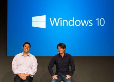 windows 10 Microsoft presenteerde woensdag de nieuwste versie van Windows, die waarschijnlijk in het najaar uitkomt. Dit moet je weten over Windows 10. Kan Microsoft wel tellen? Na Windows komt het softwarebedrijf uit Redmond met Windows… 10! Het is een bewuste keuze om aan te geven dat de nieuwe Windows-versie een frisse start betekent na de lauwe ontvangst van zijn voorganger. Windows 8 kon rekenen op veel kritiek van gebruikers, die net waren gewend aan het stabiele Windows 7. Waarom sleutelen aan een winnende formule? Microsoft wilde met Windows 8 een brug slaan tussen het traditionele gebruik van een computer met toetsenbord en muis, en bediening met de vinger door middel van een aanraakscherm. Daarin sloeg Microsoft enigszins door naar de touchscreenkant. Onder meer het vervangen van het geliefde startmenu door een scherm van tegels viel niet in goede aarde bij Windows-fans. Met Windows 10 weet Microsoft die balans beter te vinden. Het nieuwe besturingssysteem was sinds september vorig jaar al te testen. Woensdag deed Microsoft Windows 10 officieel uit de doeken tijdens een perspresentatie op de eigen campus in Redmond, met daarbij enkele verrassende aankondigingen. Wat is er nieuw in Windows 10? • Het startmenu is terug! Zij het in iets aangepaste vorm. Naast de menustructuur die we kennen uit Windows 7 en eerdere versies, zijn ook de tegelapps aanwezig. Het rechterdeel van het reusachtige startmenu is door gebruikers zelf samen te stellen. startmenu • Windows 10 komt uit voor zowel pc's, tablets als smartphones. De basiscode is volgens Microsoft hetzelfde voor alle apparaten, al zullen er onder de motorkap nog wel de nodige verschillen zijn tussen de versies. In de praktijk betekent het dat ontwikkelaars straks maar een keer een app hoeven te bouwen, die met kleine aanpassingen geschikt te maken is voor zowel pc's, tablets als smartphones. Hiermee hoopt Microsoft programmeurs te paaien om meer apps te bouwen, want dat is een zwak punt van Windows. • Voor bezitters van Windows-apparaten betekent het dat de smartphone en tablet beter samenwerken met de pc, en andersom. Krijg je bijvoorbeeld een melding op je Windows-telefoon, dan komt die ook binnen op de pc. Lees je die notificatie eerst op je pc, dan verdwijnt-ie automatisch van je smartphone, zodat je dingen niet dubbel leest. • De dagen van Internet Explorer lijken geteld. Microsoft heeft voor Windows 10 een nieuwe browser ontwikkeld, genaamd Spartan. Zoals de naam al doet vermoeden, ziet de browser er strak en eenvoudig uit; het doet denken aan Google's Chrome. Spartan heeft nieuwe functies, zoals de mogelijkheid om aantekeningen te maken bij webpagina's en een speciale leesmodus zoals die ook in Safari van Apple te vinden is. spartan • De virtuele assistent Cortana komt naar de pc. Cortana is Microsoft's tegenhanger van Siri en Google Now. Straks is het mogelijk om met je stem zoekopdrachten te doen, of de weg naar Hamelen te vragen. • Waarom het tweedimensionaal houden als het ook in 3D kan? Microsoft heeft een virtualreality-platform ingebouwd in Windows 10. Daarbij hoort een speciale bril, de Hololens, waarbij hologrammen op de glazen van de bril getoond worden. Zo zie je de 'echte wereld' vermengd met 3D-objecten die je kunt manipuleren met je hand. • Voor het eerst in zijn geschiedenis geeft Microsoft zijn nieuwe besturingssysteem gratis weg. Updaten naar Windows 10 is gratis in de eerste twaalf maanden na de lancering. Dat geldt voor gebruikers van Windows 7 en 8.1 en Windows Phone 8.1. Microsoft volgt hiermee Apple, dat hetzelfde al langer doet met zijn besturingssysteem voor Macintosh-computers. Volgens Microsoft is Windows niet langer een product, maar een service die altijd up-to-date is. "Je zou Windows kunnen zien als een van de grootste internetdiensten ter wereld", aldus Terry Myerson, die gaat over de besturingssysteem bij het bedrijf. "Welke versie er draait, is straks niet meer belangrijk." Geld verdienen moet gebeuren door daarbovenop diensten te verkopen als Office 365. Wanneer de nieuwste versie van Microsoft’s besturingssysteem verkrijgbaar is, maakte het bedrijf woensdag niet bekend. Vermoedelijk komt Windows 10 in het najaar van 2015 op de markt.