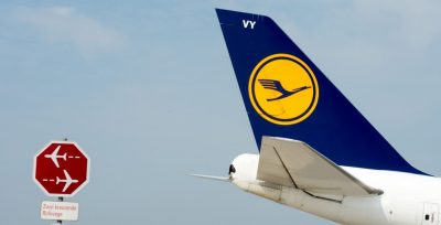 lufthansa De oliegerelateerde bedrijven bleven maandag last houden van de dalende olieprijs, maar er waren ook bedrijven die blij waren met lagere brandstofkosten. Zoals de Duitse luchtvaartmaatschappij Lufthansa. De Europese aandelenbeurzen gingen maandagmiddag omhoog, al zakten de winsten wel wat in. Op Beursplein 5 stond Fugro in de schijnwerpers door overnamespeculatie. De AEX-index in Amsterdam noteerde in de middaghandel 0,3 procent hoger op 416,71 punten. De MidKap klom 0,7 procent tot 639,70 punten. De beurzen in Frankfurt, Londen en Parijs stegen tot 0,7 procent.