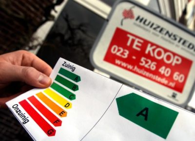 energielabel In het kader van de jaarlijkse 'Verantwoordingsdag' heeft de Rekenkamer de prestatie van de Rijksoverheid over het afgelopen jaar onder de loep genomen. Men stelt vraagtekens bij zowel de betrouwbaarheid als het effect van het energielabel voor woningen, schrijft Siebe Schootstra op EnergieOverheid.nl. Deze week werd in de Tweede Kamer het rapport van de Algemene Rekenkamer bij de jaarverslagen over 2015 van de ministeries aangeboden. Arno Visser, president van de Rekenkamer, uitte in zijn toespraak stevige kritiek. Behalve de ‘hardnekkige problemen’ bij de Belastingdienst, Defensie en Justitie wist Visser ook het pijnpunt van het falende energielabel te signaleren. "Ons onderzoek wijst erop, dat u als Kamer onvoldoende weet wat de resultaten zijn van de inzet van het publieke geld dat u beschikbaar heeft gesteld. Niet zelden komt dit omdat de minister het zelf ook niet weet", zegt Visser. Hij noemt vijf onderwerpen waarop de Rekenkamer aanvullend onderzoek heeft gedaan, ter illustratie van het gebrek van de overheid om grip op het resultaat te krijgen. Eén van die aanvullende onderzoeken betreft het energielabel. Energielabel niet betrouwbaar In de conclusie staat te lezen dat "de betrouwbaarheid van het energielabel onvoldoende is gewaarborgd". De Rekenkamer komt tot deze conclusie omdat de controle op afstand – door de energielabeldeskundige via internet – van de door de woningeigenaar verstrekte gegevens niet altijd goed gaat. Onderzoek dat minister Stef Blok zelf liet uitvoeren, gaf als resultaat dat in 14 procent van definitief gemaakte labels, de labelklasse niet overeenkwam met de werkelijke energieprestatie, zoals beoordeeld op locatie. De Rekenkamer spreekt van "ondeugdelijk bewijsmateriaal" en mogelijke afhankelijkheid van de oprechtheid van de woningeigenaar. De praktijk leert dat eerder onwetendheid of gebrek aan de beschikbaarheid van bewijsmateriaal tot afwijkingen zal leiden, dan dat de woningeigenaar moedwillig het triple-HR-glas bij de buren fotografeert. Feit blijft: het systeem is boterzacht. De Rekenkamer onderschrijft dit suggestief door de in de markt gebruikelijke term ‘doe-het-zelf-energielabel’ over te nemen. Gebrek aan controle De Rekenkamer stelt ook dat het toezicht op de controle door de energielabeldeskundige ontbreekt, waardoor het label aan betrouwbaarheid inboet. Het rapport beschrijft helder de methodiek waarop het definitieve energielabel tot stand komt. In de waardering van ingeleverd bewijsmateriaal gaat het mis. Deskundigen keuren foto’s goed die niet de aangebrachte verbeteringen tonen (zoals isolatiemateriaal), maar alleen het eindresultaat. De Inspectie Leefomgeving en Transport (ILT) moet de uitvoering van de werkzaamheden door de energielabeldeskundige gaan controleren, maar daar ontbreekt het nog aan, stelt het rapport. Navraag bij ILT leert dat men "op korte temijn start met dit toezicht". Maar dit toezicht gaat niet verder dan het beoordelen of de energielabeldeskundige aangeleverd bewijsmateriaal op de juist wijze toetst, volgens de criteria zoals vastgelegd in de Regeling Energieprestatie Gebouwen (REG). Maar als bewijsmateriaal – oncontroleerbaar – onjuist is en tot een verkeerd energielabel leidt, kan ILT niets doen. "Het is primair de verantwoordelijkheid van de woningeigenaar om de juiste informatie aan te leveren", schrijft ILT in een reactie aan EnergieOverheid.nl. Het gaat dus niet om gebrekkige controle, er ís geen controle. Systematisch fout Tot 1 januari 2015 was sprake van het energielabel oude stijl, dat wil zeggen een label dat bepaald werd door een (gecertificeerd) energie prestatie adviseur voor woningen (EPA-W). Na inventarisatie van de woning en een toetsing op 150 punten werd een energielabel afgegeven. Die beoordeling vindt nu plaats op slechts 10 punten, met de gewraakte ‘controle op afstand’. De overstap naar het afgeslankte ‘label-light’ heeft als consequentie gehad dat 47 procent van alle woningen in Nederland in een andere energielabelklasse valt dan die ze op basis van de oude methode zouden krijgen, zo staat in het rapport te lezen. Deze verwatering werd de Tweede Kamer niet expliciet duidelijk gemaakt, zodat toch gekozen werd voor de methodiek zoals deze nu geldt. Maar er is nog een systeemfout waar het rapport van de Rekenkamer op wijst en dat is de vrijstelling van bewijslast. In de huidige methodiek is het afhankelijk van het type woning mogelijk bepaalde maatregelen als uitgevoerd aan te nemen, zonder dat daarvoor bewijs nodig is. Dat kan zolang het om niet meer dan één labelklasse verschil gaat. De Rekenkamer zegt nu dat dit effect nog bovenop het effect komt, dat onstond door het vervangen van de 150 door 10 toetspunten. Nul effect Een gebrekkige methodiek kan bij een systeem in ontwikkeling nog acceptabel zijn, zolang het tot positieve uitkomsten leidt. Doel van het energielabel is, volgens de Europese richtlijnen (de Energy Performance of Buildings Directive) woningeigenaren te stimuleren tot het treffen van maatregelen ter bevordering van de energieprestatie. Kortweg: woningen moeten energiezuiniger worden. Het onderzoek van de Rekenkamer toont aan dat hoewel het energieverbruik in woningen daalt, het aantal energiebesparende maatregelen aan woningen niet toeneemt. Ook blijkt dat voor de meerderheid van huizenkopers het energielabel niet van invloed zal zijn op hun keuze voor een andere woning. Zelfs woningeigenaren die voornemens zijn maatregelen te treffen voor energiebesparing, zouden in meerderheid dat ook doen als het energielabel er niet geweest was. De Rekenkamer is ook de bevindingen van TIAS Vastgoedlab niet vergeten, die onder leiding van Dick Brounen de ontwikkeling van het energielabel volgen. Al meerdere kwartalen op rij presenteren zij de meerwaarde van het energielabel als het gaat om woningwaarde en verkoopsnelheid. Maar de Rekenkamer twijfelt aan de vergelijkbaarheid van woningen. EnergieOverheid.nl schreef al eerder over deze uitkomsten: een woning met droge kruipruimte, vers geschilderde kozijnen rond nieuwe dubbele beglazing, de HR-107 ketel van jonge datum en de inbouwkeuken met A+++ apparatuur is intrinsiek nu eenmaal meer waard dan een vergelijkbare woning zonder deze energie efficiënte extra’s. Met het label heeft het niets te maken: het is precies andersom. Pappen en nathouden In de rapportage over dit aanvullend onderzoek van de Rekenkamer is een reactie van de minister opgenomen. De aanbeveling om de betrouwbaarheid van het label te verbeteren door meer dan tien toetspunten en door het aantal te bewijzen maatregelen te verhogen, legt de minister al naast zich neer "vanwege de hogere administratieve lasten en ontwikkelingskosten". Wel zal hij het toezicht op de kwaliteit van de energielabels door ILT laten opstarten, hoewel we hierboven al beschreven dat met het toezicht niet de kern van het probleem verholpen wordt. Ook zal de minster vervolgonderzoek gaan doen naar de effecten van het energielabel. Eigenlijk ligt de bal nu bij het parlement. Of bij de Europese Commissie, die op termijn haar lopende onderzoek naar de Nederlandse labelmethodiek toch een keer zal afronden. Siebe Schootstra is hoofdredacteur van de sites EnergieBusiness.nl, EnergieOverheid.nl en EnergieVastgoed.nl. Lees ook Aanscherping Energieakkoord zorgt voor wisselende reacties Methode-Kamp gaat Energieakkoord nekken De elektrische motor is bijtellingsvrij, fluisterstil en zonder uitstoot