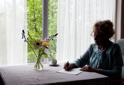 Testament Veel mensen notarissen, estate planners en zelfs de Consumentenbond prijzen de papieren schenking aan als een goede manier om erfbelasting te besparen, maar in de praktijk pakt het soms helemaal niet gunstig uit, schrijft Paul van der Kwast. Voor mensen met veel vermogen kan een papieren schenking inderdaad voordeel opleveren. Maar voor het overgrote deel van de Nederlanders is de papieren schenking een overbodige en omslachtige constructie, die vaak leidt tot een schijnvoordeel, extra kosten, rompslomp en zelfs een hógere belastingdruk. Zo werkt een schenking op papier De papieren schenking werkt als volgt. De schenker geeft zijn erfgenamen een bepaald bedrag – op papier - en leent dat meteen weer terug. Hij heeft dan een schuld aan zijn erfgenamen. Na zijn overlijden wordt de waarde van zijn nalatenschap verminderd met deze schuld aan zijn erfgenamen. Die betalen dan minder erfbelasting. Voorbeeld. Een vader bezit een huis met een waarde van een half miljoen en heeft twee kinderen. Hij schenkt elk kind op papier een ton. Daar blijft na het betalen van schenkbelasting (10 procent na de vrijstelling van ruim 5.000 euro die voor kinderen geldt) nog ruim 90.000 euro over. Dat bedrag leent hij meteen weer terug, zodat hij een schuld aan zijn kinderen heeft. Na zijn overlijden erven de kinderen ieder 250.000 euro min de schuld van 90.000 euro, ofwel 160.000 euro. Tot zo ver lijkt dit niet echt zoden aan de dijk te zetten, want over de schenking moet schenkbelasting worden betaald en de tarieven voor de schenkbelasting zijn net zo hoog als die voor de erfbelasting, namelijk 10 procent over de eerste 121.000 euro en 20 procent daarboven. Het enige voordeel dat wordt behaald, is dat zowel gebruik wordt gemaakt van de vrijstelling voor de schenkbelasting (ruim 5.000 voor kinderen) als voor de erfbelasting (ruim 20.000 euro). Dat voordeel wordt echter teniet gedaan door de notariskosten, want zo’n papieren schenking moet bij de notaris worden vastgelegd en die rekent daar een paar honderd euro voor. Toch kan de constructie in dit voorbeeld voordeel opleveren. Want over een deel van de erfenis moet 20 procent erfbelasting worden betaald. De papieren schenking leidt ertoe dat slechts 20.000 euro voor de erfbelasting wordt belast met het hoge tarief van 20 procent en de rest met 10 procent. Zonder deze constructie was een veel groter deel belast met 20 procent. Enkele nadelen van papieren schenking • Als het huis in bovenstaand voorbeeld niet een half miljoen euro waard is, maar slechts twee ton, leidt een papieren schenking helemaal niet tot een tariefvoordeel. Sterker, dan leidt de constructie tot een hogere belastingdruk, omdat de vrijstelling voor de erfbelasting dan niet volledig wordt benut. • De schenker-en-teruglener moet over de schuld elk jaar zes procent rente betalen. De rente mag niet bij de schuld worden bijgeschreven, anders vervalt de hele constructie. Nu is voor sommigen zes procent per jaar geen probleem, maar schenkers met weinig cash kunnen hierdoor op een gegeven moment in de problemen komen. • Ook al is er voldoende geld om de rente te blijven betalen, als de schenker ook maar één jaartje vergeet de rente te betalen, vervalt de constructie. In de praktijk vergeten veel mensen de rente ook echt jaarlijks te betalen. De Belastingdienst controleert hier steekproefsgewijs op. Je moet met bankafschriften kunnen aantonen dat de rente elk jaar is betaald. Kun je dat niet, dan werkt de truc niet en is alle moeite voor niets geweest. • De ontvanger van de schenking moet die bij zijn vermogen in box 3 opgeven. Hij betaalt er dus jaarlijks 1,2 procent belasting over. Weliswaar krijgt hij ook jaarlijks 6 procent rente van de schenker-en-teruglener, maar in veel gevallen leidt deze constructie per saldo tot een hogere belastingdruk. Dat komt doordat de belastingdruk bij de schenker vaak niet met eenzelfde percentage wordt verlaagd, bijvoorbeeld omdat er weinig box 3-vermogen is. Paul van der Kwast is financieel planner en lid van de Vereniging Onafhankelijke Financieel Planners. Voor Z24 volgt hij de fiscale ontwikkelingen op de voet. Ook schrijft hij tweewekelijks een column over personal finance.