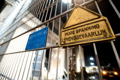 Storing stroom In Noord-Holland ondervinden veel mensen last van een stroomstoring. Zo heeft het Sciencepark in Amsterdam, maar ook het mediapark in Hilversum op dit moment geen elektriciteit via het net. Ook het treinverkeer zou er veel last van hebben. Ook enkele ziekenhuizen zouden last hebben van de storing, zo meldt persbureau ANP. Ziekenhuizen beschikken overigens over noodgeneratoren. Behalve delen van Amsterdam en het Gooi, hebben mensen in West-Friesland en Almere geen elektriciteit.