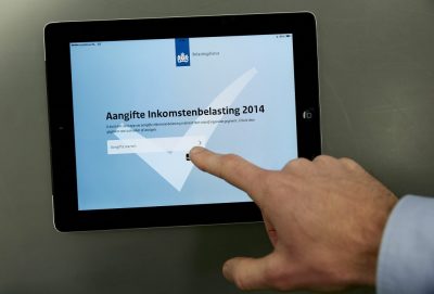 fiscus aangifte Sommige belastingbetalers hebben een verkeerde aanslag ontvangen. Het gaat om mensen in hun eerste aangifte een fout hebben ontdekt of iets zijn vergeten en daarom opnieuw aangifte hebben gedaan met de juiste gegevens. Dat laat de Belastingdienst weten. Zolang de definitieve aanslag nog niet is verzonden, ziet de Belastingdienst de aangifte die als laatste is verzonden als de juiste. Eerdere aangiftes vervallen automatisch. Tenminste, dat is de bedoeling. Maar dit jaar is dat bij een aantal aangiftes verkeerd gegaan. Sommige inmiddels verzonden aanslagen zijn niet gebaseerd op de laatst verzonden aangifte, maar op de eerste, onjuiste aangifte. De Belastingdienst laat weten dat onjuiste aanslagen automatisch worden gecorrigeerd. Wie voor 15 april voor het laatst aangifte heeft gedaan, krijgt voor 1 juli een nieuwe, gecorrigeerde aanslag. Wie later de laatste aangifte heeft verstuurd, moet nog wat langer wachten op de juiste aanslag.