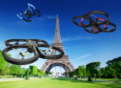 parijs drone De Parijse politie heeft in de nacht van dinsdag op woensdag een drone achtervolgd die boven de stad vloog. Tevergeefs, de agenten konden volgens Le Monde alleen nog zien hoe het robotje werd opgeraapt door mannen die wegvluchtten in een auto. De politie in Parijs tast nog altijd in het duister wie er telkens drones over de stad laat vliegen. Dat gebeurde de afgelopen tijd regelmatig en ook afgelopen nacht werden twaalf drones gespot. Daarvan vloog er één vlakbij de Eiffeltoren en mogelijk ook één bij het paleis van Versailles. Het vliegen met drones boven bebouwing en stedelijk gebieden is in Frankrijk, net als in Nederland, verboden. Vorig jaar vlogen er in Frankrijk regelmatig drones boven kerncentrales. Ook daarvan is nooit duidelijk geworden wie erachter zat. Inmiddels zijn sinds oktober zo'n zestig illegale dronevluchten geteld.