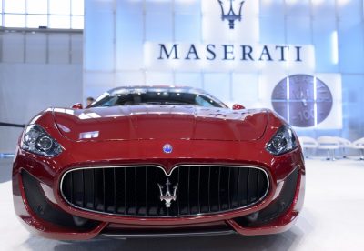 Maserati Granturismo Elk jaar kiest de Belastingdienst een aantal thema’s waar zij extra op controleert. Inmiddels is bekend welke punten dit jaar speciale aandacht van de fiscus krijgen. Financieel planner Paul van der Kwast somt ze voor Z24 op. 1 ) Zakelijke kosten Nederlandse ondernemers mogen tot op vrij grote hoogte zelf bepalen of kosten zakelijk zijn. Zo zijn de kosten van een auto van de zaak in principe aftrekbaar. Maar als je een gloednieuwe Maserati rijdt en je bedrijf zet maar 30.000 euro per jaar om, is de aftrekbaarheid discutabel. 2 ) Specifieke zorgkosten Sommige zorgkosten die niet gedekt worden door je verzekeraar, zoals dieetkosten, gezinshulp en medicijnen, zijn soms aftrekbaar. Een aandachtspunt is dat sommige van deze kosten voorheen wel aftrekbaar waren, maar nu niet meer. Denk aan de kosten van een rollator of van een verbouwing in huis (zoals een badkamer op de begane grond). 3) Aftrek levensonderhoud van een kind Kosten voor het levensonderhoud van onder de 21 jaar zijn soms aftrekbaar. Dit speelt vooral bij gescheiden ouders. Als een van de ouders de kinderbijslag krijgt, mag de andere ouder vaak een bepaald bedrag per jaar aftrekken. Maar alleen als aan bepaalde voorwaarden is voldaan. 4) Buitenlands vermogen Niet alleen buitenlands spaargeld en beleggingen moet je aangeven, ook een vakantiehuis in Spanje of Zwitserland telt als belastbaar vermogen. Toch hoef je over zo’n buitenlands vakantiehuis in Nederland vaak geen box 3-belasting te betalen. Je kunt op het aangifteformulier namelijk vaak, afhankelijk van het land waar dat huis staat, een beroep doen op de Aftrek voorkoming dubbele belasting. 5) Buitenlandse pensioenen Deze worden soms belast in het land waar het pensioen vandaan komt en soms in Nederland 6) Verlies uit ‘resultaat overige werkzaamheden’, maak je verlies op je bedrijfje 'erbij', dan mag je in principe een bedrag aftrekken. Maar als dit jaren achtereen gebeurt, wordt de Belastingdienst achterdochtig. De fiscus vermoedt dan een opzetje om de belastingdruk op andere inkomsten te verminderen. 6) Aftrek rijksmonumentenpand De onderhoudskosten van een monumentenpand zijn onder bepaalde voorwaarden Zo moet het gaan om een rijksmonument en zijn alleen de echte onderhoudskosten en niet de kosten van bijvoorbeeld een uitbouw aftrekbaar.