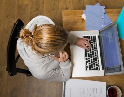 belasting zzp Het kabinet wil het verschil tussen zzp'ers en personeel in loondienst verkleinen. Daarom worden de belastingvoordeeltjes voor zelfstandige ondernemers zonder personeel mogelijk afgeschaft. Ook zijn er plannen om alle werkenden te verplichten een verzekering voor arbeidsongeschiktheid en ziekte af te sluiten.