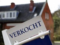 De woningmarkt trekt voorzichtig aan, een mooi moment om je huis in de etalage te zetten. Alleen: hoe zorg je ervoor dat jouw woning opvalt tussen die duizenden andere? De woningmarkt krabbelt voorzichtig op. NVM-makelaars verkochten de laatste vier kwartalen 121.445 woningen: bijna 50 procent meer dan op het dieptepunt van de crisis.Het gemiddelde huis verwisselt nu voor 211.000 euro van eigenaar. Daarmee wordt het niveau van voor de crisis nog niet gehaald, maar de verkoopprijs ligt wel 2,9 procent hoger dan vorig jaar. Het lijkt dan ook een mooi moment om je huis in de etalage te zetten. Alleen: hoe zorg je ervoor dat je huis opvalt tussen de 240.348 woningen die bijvoorbeeld op dit moment te koop worden aangeboden op huizensite Fund