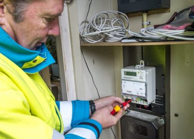 stroom en gas De belastingdruk op elektriciteit moet omlaag voor huishoudens, terwijl de staat het verbruik van aardgas juist zwaarder moet belasten, stellen lobbyclubs. Dat zou goed zijn voor de 'vergroening van het belastingstelsel'. Stroom lager belasten is goed voor het stimuleren van een groene energievoorziening, zo stellen de duurzame werkgeversclub De Groene Zaak en energieleverancier Eneco, op basis van een studie die ze hebben laten uitvoeren door onderzoeksbureau CE in Delft.