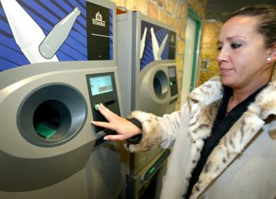 statiegeld Het statiegeld op grote plastic drankflessen wordt toch niet afgeschaft. Dat zal staatssecretaris Wilma Mansveld (Milieu) donderdag aan de Kamer melden. Bronnen in Den Haag bevestigen berichtgeving hierover in Trouw woensdag. De bewindsvrouw neemt de stap omdat de verpakkingsindustrie gemaakte afspraken niet nakomt. Het voornemen om het statiegeld al begin dit jaar af te schaffen was om diezelfde reden al uitgesteld. Verder komt er voorlopig geen statiegeld op kleine flesjes en blikjes. Wel mogen maatschappelijke organisaties (scholen, sportverenigingen) vanaf 1 januari plastic flesjes en blikjes gaan verzamelen. Bij inlevering bij speciale depots krijgen de organisaties dan een vergoeding. Kamerleden tevreden In de Kamer wordt tevreden gereageerd. Carla Dik-Faber van de ChristenUnie is blij met het besluit. "Goed dat de staatssecretaris de lobby van het bedrijfsleven trotseert.'' Maar ze wil dat particulieren ook kleine blikjes en flesjes mogen gaan inzamelen. "Dan bestrijden we zwerfafval en belonen we mensen die willen bijdragen aan een goed milieu.'' Ook D66 houdt hieraan vast. PvdA-Kamerlid Yasmin Cegerek is tevreden met de stap van Mansveld. "Dankzij statiegeld wordt 95 procent van de grote flessen gerecycled.'' Het besluit om een vergoeding te gaan geven voor het ophalen van kleine flesjes en blikjes ziet ze als een eerste stap richting haar voorstel om via een 'retourpremie' de inzameling van gebruikte goederen te stimuleren. Agnes Mulder van het CDA vindt het wel "een gemiste kans dat er niet genoeg werk gemaakt is van het verduurzamen van verpakkingen".