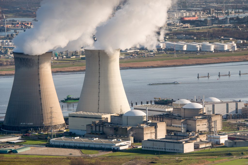 Luchtfoto van de Belgische kerncentrale Doel aan de Schelde.