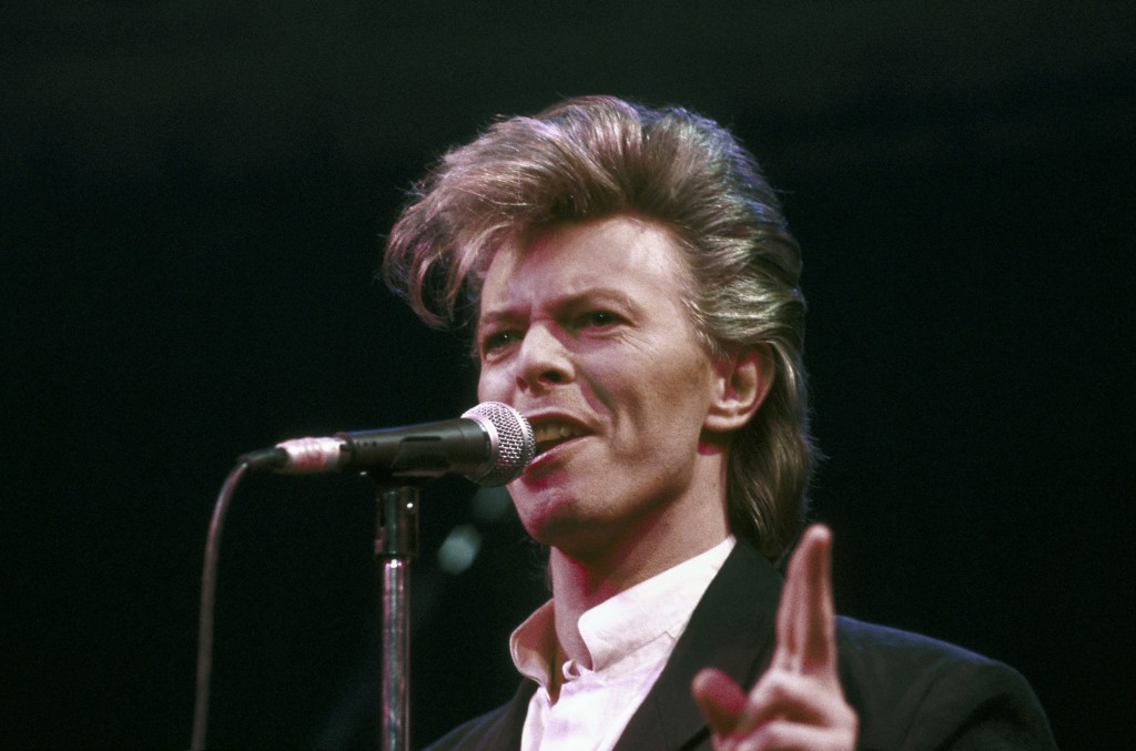 De Britse popzanger David Bowie is maandag op 69-jarige leeftijd overleden aan de gevolgen van kanker. Dat heeft zijn familie bekendgemaakt. Hij leed al anderhalf jaar aan de ziekte. De artiest werd in 1947 in Londen geboren als David Robert Jones. Hij brak begin jaren zeventig in Engeland als popzanger door, onder meer met het album The Rise and Fall of Ziggy Stardust. Vervolgens werd de rockartiest ook een popster in de VS met zijn hit Fame van het album Young Americans. In Nederland had Bowie vijf nummer 1-hits, waaronder Space Oddity en Golden Years.