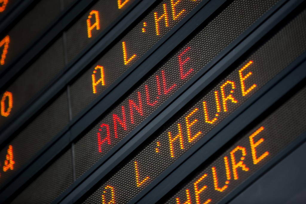 Een groot aantal vakbonden bij Air France, waaronder de belangrijkste vertegenwoordigers van de piloten en het cabinepersoneel, ziet niets in de groeiplannen die de luchtvaartmaatschappij onlangs presenteerde. Zij willen er pas over praten als het bedrijf eerst de voor dit jaar aangekondigde bezuinigingen van tafel haalt, schrijft de Franse zakenkrant Les Echos woensdag. Air France liet eerder deze maand weten dat het ruimte ziet voor groei van het aanbod aan vluchten naar verre bestemmingen vanaf 2017, mits het personeel akkoord gaat met maatregelen om de productiviteit te verbeteren. Het zusterbedrijf van KLM hield evenwel vast aan plannen om dit jaar juist te snijden in het aantal vliegtuigen dat geschikt is voor dergelijke lange routes. Dit jaar verdwijnen vijf oudere toestellen uit de langeafstandsvloot van Air France. De vervanging daarvan door nieuwe, zuinigere vliegtuigen is uitgesteld omdat Air France achterloopt op zijn kostensparingsdoelen. Daardoor moet ook het vluchtaanbod worden verkleind en staan circa duizend banen op de tocht. De bekendmaking van die reorganisatie in oktober leidde tot onrust bij het personeel. Het kwam tot schermutselingen waarbij twee bestuurders gemolesteerd werden. Daarop zijn de plannen flink afgezwakt. Oorspronkelijk zouden volgend jaar nog eens negen vliegtuigen en 1900 arbeidsplaatsen worden geschrapt. Daar kan groei voor in de plaats komen als de bonden bereid zijn tot concessies. Met enkele bonden die het grondpersoneel vertegenwoordigen, is al wel een akkoord bereikt. Daar vallen de komende tweeënhalf jaar geen gedwongen ontslagen, meldde Air France dinsdag. Maar zonder medewerking van het vliegend personeel hebben de plannen van de luchtvaartmaatschappij weinig tot geen kans van slagen. De centrale ondernemingsraad buigt zich vanaf donderdag over de voorstellen.