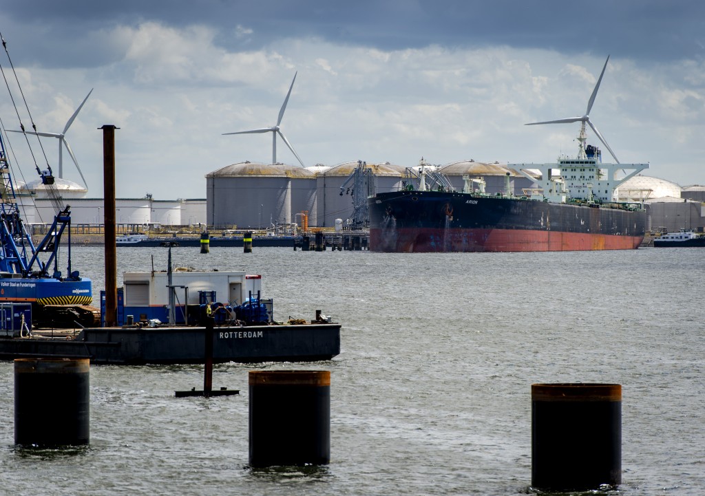 De Rotterdamse haven heeft afgelopen jaar een recordaantal mammoettankers met stookolie verwelkomd. Dat heeft het havenbedrijf maandag bekendgemaakt. Bij elkaar hebben liefst 51 zogeheten VLCC's (very large crude carriers) in het havengebied gelost of geladen. Dat zijn 22 meer van deze reuzen dan in 2014 en twaalf meer dan in het vorige recordjaar 2012. In totaal werd vorig jaar zo’n 28,3 miljard liter stookolie vanuit Rotterdam verscheept.