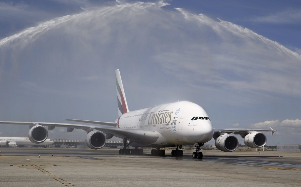 Er zijn geen aanwijzingen dat de drie grote Golfcarriers, Emirates, Etihad en Qatar Airways collega luchtvaartmaatschappijen uit Europa benadelen door prijsdumping. Dat blijkt uit onderzoek van instituut SEO in opdracht van het ministerie van Infrastructuur en Milieu, die in handen is van het Financieele Dagblad, schrijft Luchtvaartnieuws. Het ministerie gaf eind 2015, bij monde van staatssecretaris Sharon Dijksma, aan dat er geen belemmeringen voor Emirates uit Dubai zijn om ook de dagelijkse avondvlucht met een Airbus A380 in plaats van een Boeing 777 uit te voeren. Het rapport van SEO diende mede als basis voor het besluit. Critici blijven echter hardnekkig claimen dat de drie maatschappijen uit de Golf profiteren van oneerlijke directe en indirecte staatssteun. Met name de vliegerbond VNV uit frequent bezwaar omtrent het reilen en zeilen van de zogenaamde ME3. KLM, maar ook andere Europese maatschappijen, hebben veel last van de Golfcarriers omdat de inzet van hun grote vliegtuigen leidt tot overcapaciteit en een ongelijk speelveld. In de studie heeft SEO het effect gemeten van de komst van Emirates en Etihad Airways op het passagiersverkeer tussen Nederland en de Verenigde Arabische Emiraten. Emirates is met een marktaandeel van 50 procent inmiddels de grootste partij in deze markt. Volgens de onderzoekers is de winstgevendheid van KLM's Dubai-route door de toegenomen concurrentie sterk afgenomen. 'In 2009, voor toetreding van Emirates, lag de winstgevendheid van de route boven het gemiddelde van KLM's intercontinentale routes. In 2015 ligt de winstgevendheid lager dan dat gemiddelde.' Toch is er volgens SEO geen sprake van prijsdumping. De kilometerprijs op de routes tussen Schiphol en Dubai en Abu Dhabi ligt zelfs hoger dan op andere routes waar KLM te maken heeft met een of twee directe concurrenten. Lees ook op Luchtvaartnieuws Elbers: "Voor iedereen is duidelijk dat KLM moet veranderen" 50 Fokker-vliegtuigen wisselen van eigenaar United Airlines kun je nu ook ruiken