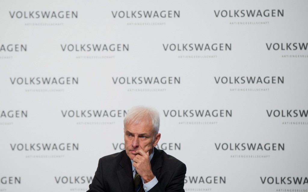 Het Amerikaanse ministerie van Justitie klaagde maandag Volkswagen aan voor het installeren van sjoemelsoftware in bijna 600.000 auto's. De aantijgingen kunnen, indien bewezen, leiden tot miljarden dollars aan boetes voor de Duitse autofabrikant.