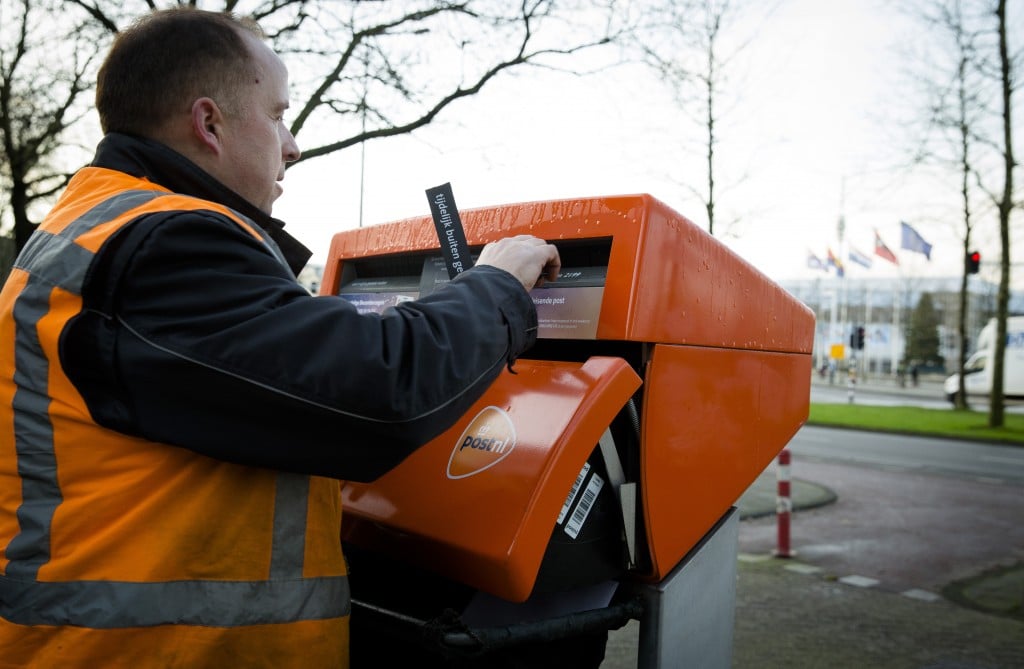 PostNL heeft een definitieve overeenkomst gesloten over de arbeidsvoorwaarden van de postbezorgers. De leden van de betrokken vakbonden hebben ingestemd met principeakkoord dat in december was bereikt, maakte het postbedrijf woensdag bekend. In de cao staan onder meer afspraken over loonsverhoging. De bezorgers gaan per 1 januari 0,9 procent meer verdienen en per 1 juli krijgen zij er nog eens 0,5 procent bij. In januari en juli 2017 volgen nog twee salarisverhogingen met eveneens 0,9 en 0,5 procent. Postbezorgers ontvangen voortaan een onkostenvergoeding variërend van 70 tot 105 euro per jaar, afhankelijk van het aantal contracturen. Daarnaast krijgen ze een vergoeding voor het gebruik van hun eigen smartphone tijdens het werk.