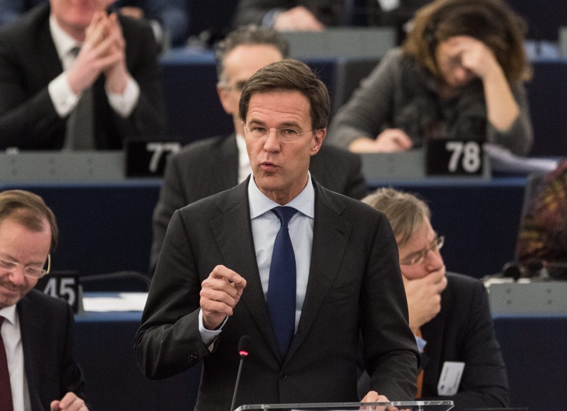 Premier Mark Rutte gaat een ,,duidelijk pleidooi’’ houden vóór het associatieakkoord tussen de EU en Oekraïne. Daarover wordt op 6 april in Nederland een referendum gehouden. De premier zei woensdag in antwoord op talrijke vragen van het Europees Parlement in Straatsburg dat het verdrag ,,echt nodig’’ is. Hij zei dat het niet alleen een handelsverdrag is, maar dat het zeker ook gaat over stabiliteit in Europa. ,,Maar het is zeker geen voorportaal voor toetreding van Oekraïne tot de EU.’’ Diverse parlementariërs vroegen wat Rutte gaat doen aan de fiscale bevoordeling die Nederland volgens hen geeft aan grote bedrijven. De Europese Commissie komt later deze maand met voorstellen die belastingontwijking moeten tegengaan. Rutte zei dat hij en zijn Europese collega’s gaan proberen hierover zo snel mogelijk een standpunt in te nemen. Of dat lukt voordat het Nederlandse voorzitterschap van de EU eind juni eindigt, kon hij niet beloven Rutte zei eerder op de dag in zijn toespraak dat zichtbare resultaten nodig zijn om de breed gedragen irritatie over de Europese Unie weg te nemen. Niet alleen door miljoenen banen te creëren, maar ook door het aantal vluchtelingen dat Europa binnenkomt binnen zes tot acht weken sterk terug te dringen. Rutte herhaalde geen nieuwe grote visies te willen ontwikkelen maar resultaten te willen boeken. ,,Europa moet relevant worden voor het dagelijks leven.'' Zo kan het uitbreiden van de interne (digitale) markt volgens Rutte vele miljarden euro's opleveren. Als voorbeeld gaf hij online shoppen in andere EU-landen en liberalisering van de dienstensector. Dat moet het veel makkelijker maken over de grens te werken, zei de premier. Het nakomen van beloften, vooral in het licht van de vluchtelingencrisis, moet volgens Rutte ,,de nieuwe stijl'' worden. Zonder een gezamenlijk gevoel van verantwoordelijkheid lukt het niet de migrantencrisis te bezweren, zei hij. ,,We hebben geen tijd te verliezen.''