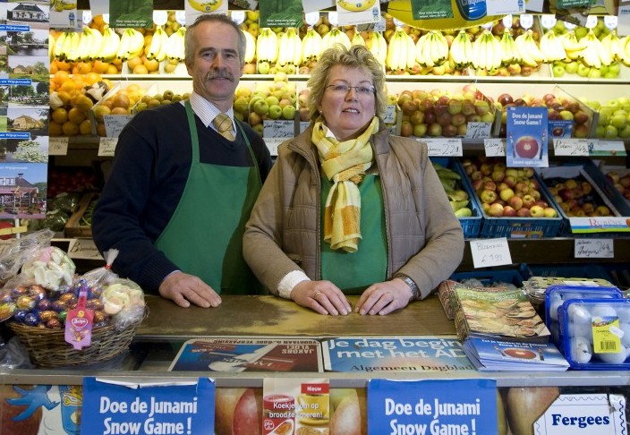 Het Midden- en Kleinbedrijf groeide met 3,2 procent in 2015. Daarnaast zorgden kleinere en middelgrote bedrijven in 2015 voor 83.000 extra banen. Dat concludeert onderzoeksbureau Panteia. Het onderzoeksbureau deed onderzoek naar groei van de toegevoegde waarde van het MKB in opdracht van het ministerie van Economische Zaken. Opvallend is dat het MKB harder groeit dan het grootbedrijf; de toegevoegde waarde van het MKB groeide afgelopen jaar met 3,2 procent, tegenover 2,2 procent voor het grootbedrijf.