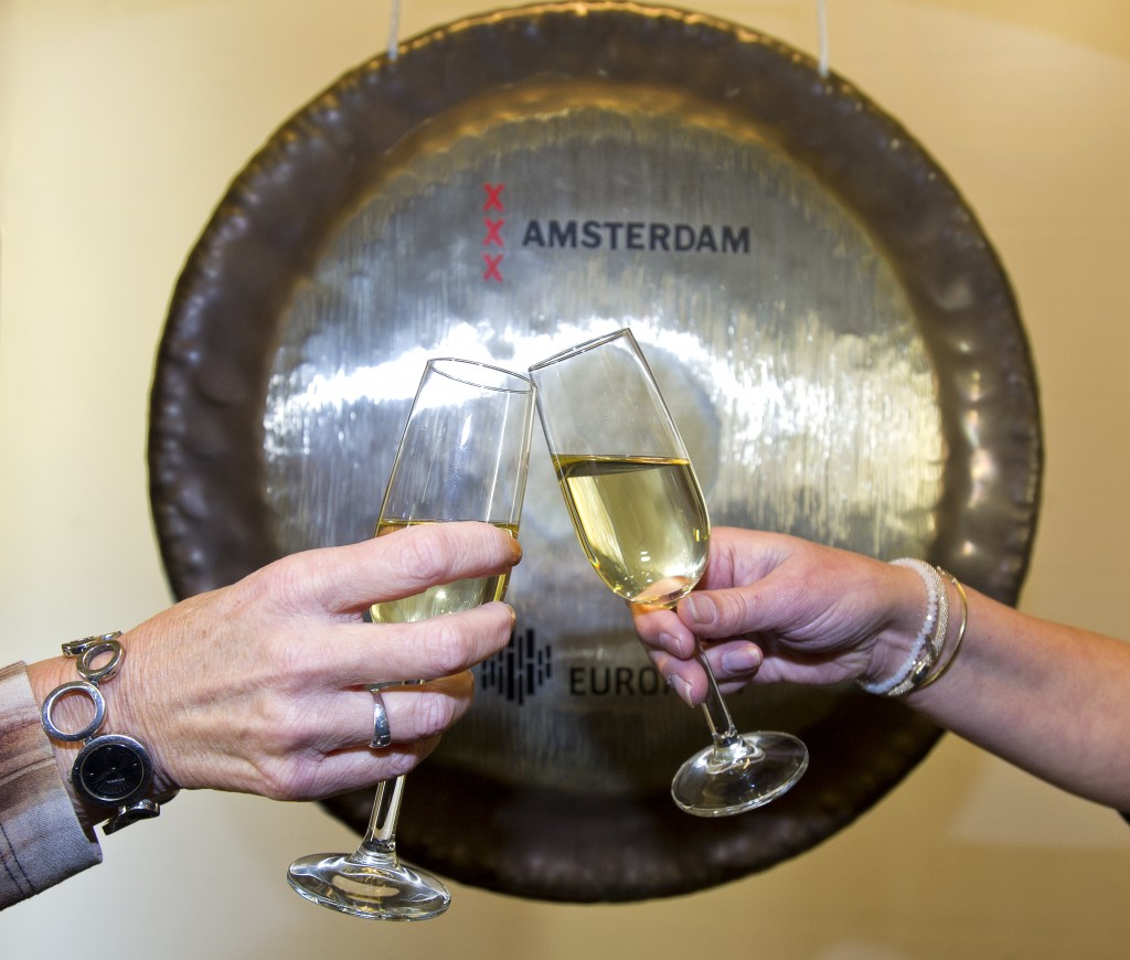 De Amsterdamse beurs is maandag flink lager aan het nieuwe beursjaar begonnen. Ook de andere Europese graadmeters gingen omlaag, in reactie op de dieprode koersenborden in het Verre Oosten. Kort na de openingsbel noteerde de AEX 1,5 procent lager op 435,05 punten. De MidKap zakte 0,7 procent tot 693,26 punten. De beurzen in Londen, Frankfurt en Parijs gingen tot 1,7 procent naar beneden.