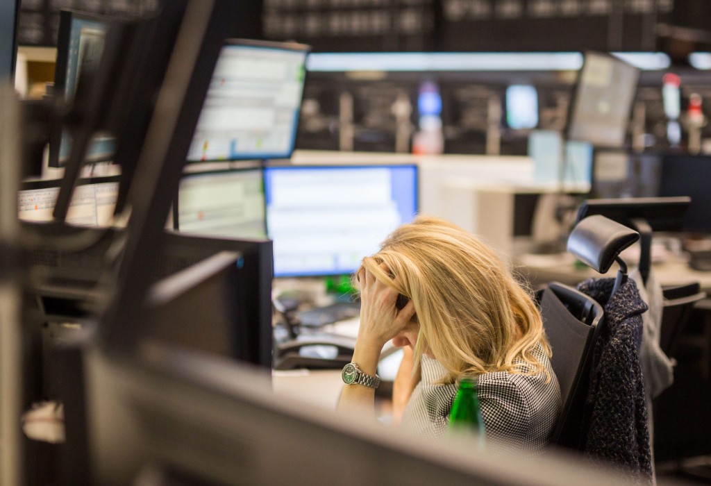 De aandelenbeurs in Amsterdam is maandag met kleine winst geopend. Ook elders in Europa toonden de beurzen wat herstel, na de stevige verliezen van maandag. Kort na de opening noteerde de AEX 0,4 procent in de plus op 404,99 punten. De MidKap zakte 0,1 procent naar 641,06 punten. De beurzen in Frankfurt, Parijs en Londen begonnen met winsten tot 0,3 procent.