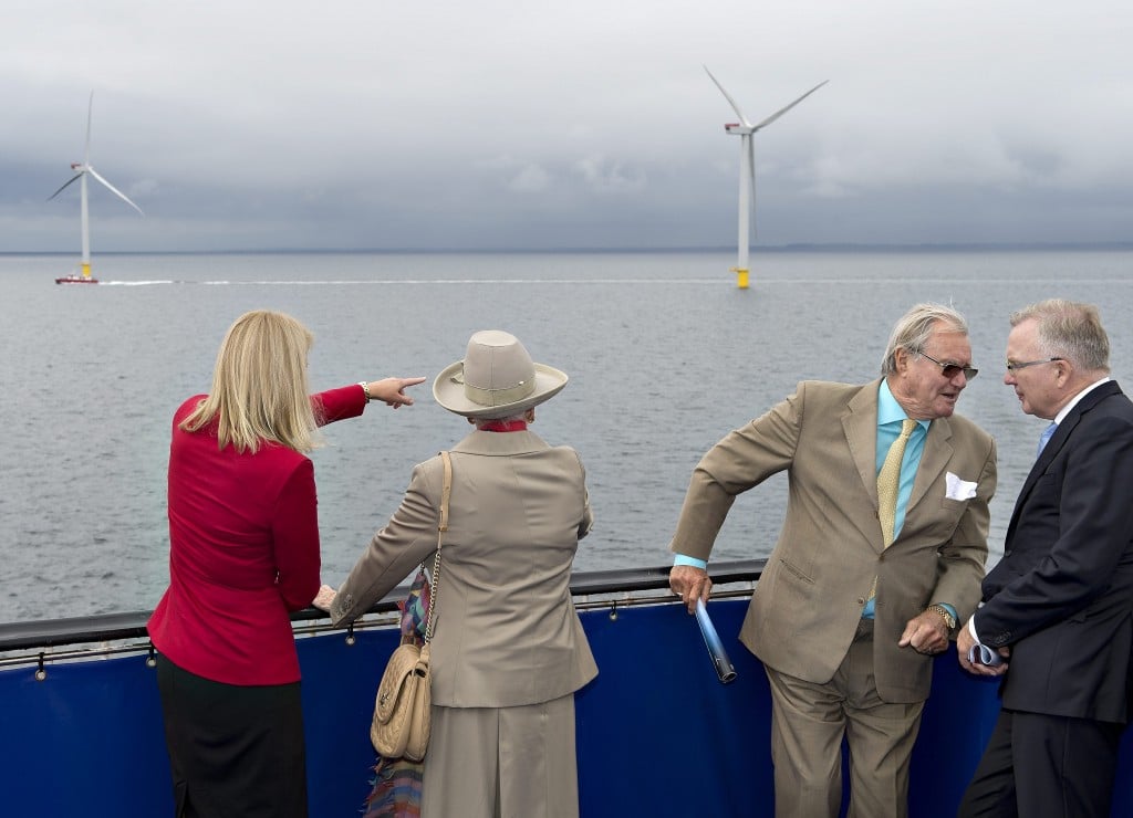 Toenmalig premier van Denemarken Helle Thorning-Schmidt opent het grootste windmolenpark van Denemarken bij Anholt in aanwezigheid van koninging Margarete II, Prins Henrik en Dong-CEO Fritz Schur. Foto: EPA