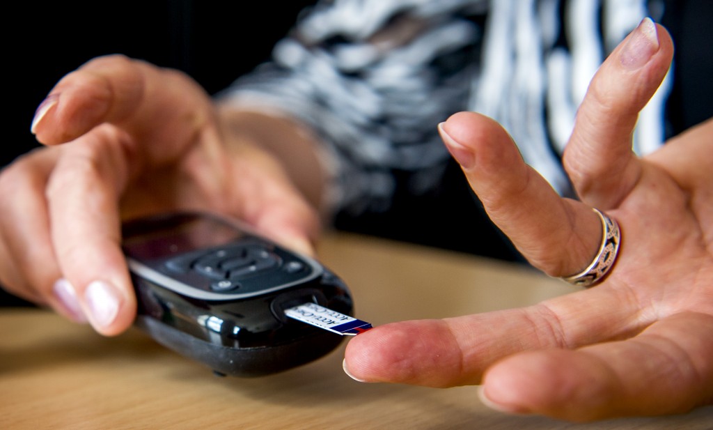 Farmaceutische bedrijven liggen overhoop met het Nederlands Huisartsen Genootschap in een discussie over de effectiviteit van nieuwe diabetesmedicijnen. Het onderlinge wantrouwen is groot. Ouderdomsdiabetes is een groeimarkt in Nederland. Momenteel zijn er zo'n 830 duizend mensen gediagnosticeerd met deze ziekte. Farmaceutische bedrijven hebben ook zwaar ingezet op de introductie van nieuwe medicijnen voor deze groep. Over de effectiviteit daarvan is echter een fikse ruzie ontstaan tussen de farmalobby en het Nederlands Huisartsengenootschap, dat de richtlijnen voor huisartsen vaststelt, zo meldt het Financieele Dagblad. Guus van der Vat, directeur Nederland van farmareus MSD, snapt nar eigen zeggen niets van de terughoudendheid van de huisartsenclub. "Dit zijn heel effectieve middelen waarvan de veiligheid keer op keer is aangetoond. Ons best verkochte middel wereldwijd is Januvia, een zogenoemde DDP-4-remmer. Maar in Nederland wordt dit middel vrijwel niet voorgeschreven, omdat het een marginale plek heeft in de rechtlijnen van huisartsen."