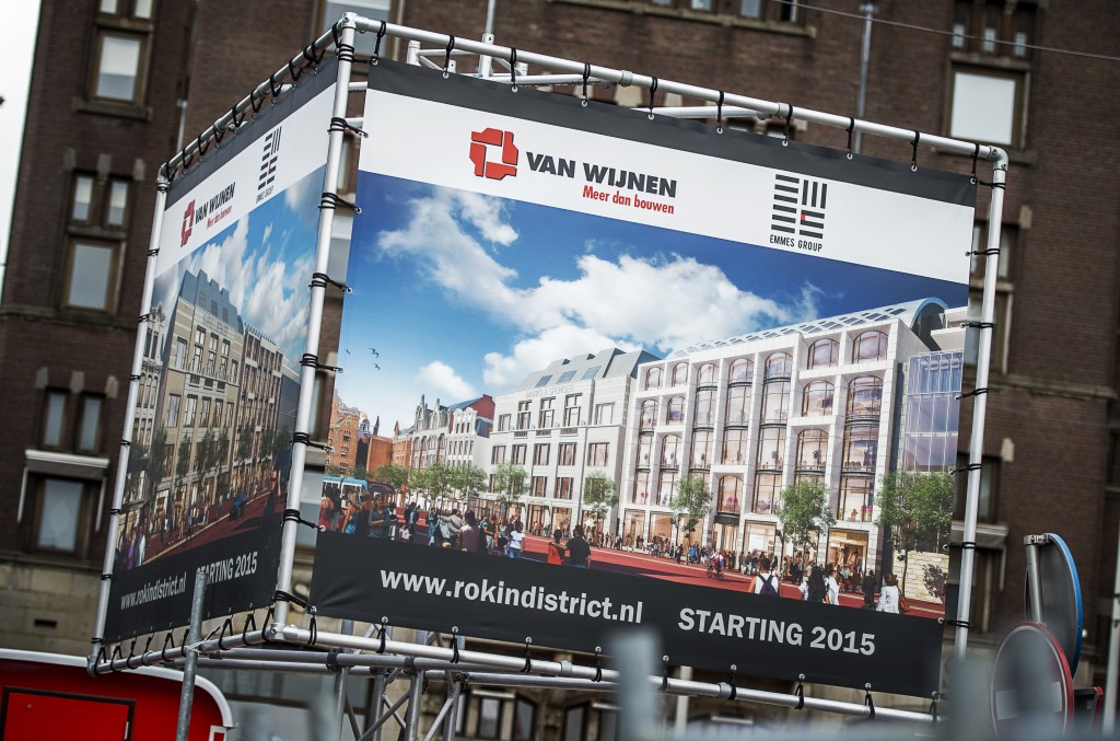 Plannen van het nieuwe Amsterdamse luxewarenhuis Haussmann om een foodhal te bouwen, zijn gesneefd. Buurtbewoners zaten niet te wachten op een toestroom van naar verwachting 1,4 miljoen bezoekers per jaar. Dat heeft stadsdeelbestuurder Jeanine van Pinxteren van het Amsterdamse stadsdeel Centrum bekend gemaakt, zo meldt Het Parool. Haussmann is een nieuw super-de-luxe warenhuis dat moet verrijzen aan het Amsterdamse Rokin. De exploitanten wilden ook een het gebouw de Vleeshal tussen de Nes en de Oudezijds Voorburgwal een moderne versmarkt openen van 2.000 vierkante meter. Die zou jaarlijks 1,4 miljoen bezoekers moeten trekken.