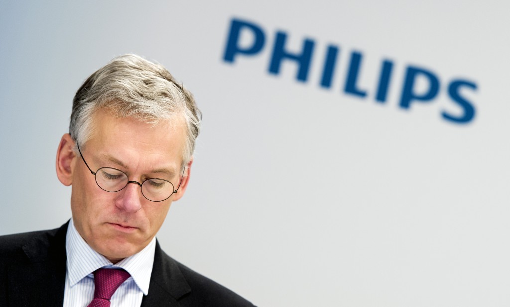 Philips heeft in het vierde kwartaal van 2015 een nettoverlies van 39 miljoen in de boeken gezet, tegen een winst van 134 miljoen euro een jaar eerder. Het resultaat werd gedrukt door de eenmalige kosten als gevolg van het afkopen van pensioenrisico's en door hogere belastingen, meldde het technologieconcern dinsdag. Philips zag in het slotkwartaal van 2015 de omzet met bijna 9 procent aandikken tot 7,1 miljard euro. Dat was voor een groot deel te danken aan gunstige wisselkoerseffecten. Op vergelijkbare basis kwam de omzetgroei uit op 4 procent. Het bedrijfsresultaat (ebita) voor eenmalige posten nam met 13 procent toe tot 842 miljoen euro.