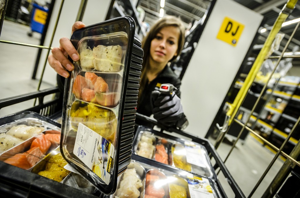 Supermarktketen Jumbo gaat reorganiseren op het hoofdkantoor, nu de samenvoeging van Jumbo met C1000 is afgerond. De super schrapt bij elkaar 190 van de 925 banen in zijn centrale organisatie. Gedwongen ontslagen worden niet uitgesloten. Concurrenten Coop en Plus melden stevige groei. De banenreductie bij Jumbo treft voornamelijk administratieve en beheersfuncties die niet meer nodig zijn na de krachtenbundeling van Jumbo met C1000. De directie is van plan sommige van die activiteiten nog te verkopen, waardoor een deel van het boventallig personeel waarschijnlijk aan het werk kan blijven. Jumbo's servicekantoor in Amersfoort sluit in de loop van 2016 in ieder geval de deuren. Alle hoofdkantoormedewerkers gaan voortaan centraal vanuit het Brabantse Veghel werken. Jumbo kijkt ook naar het afstoten van de eigen centrale slagerij in het Drentse Beilen.