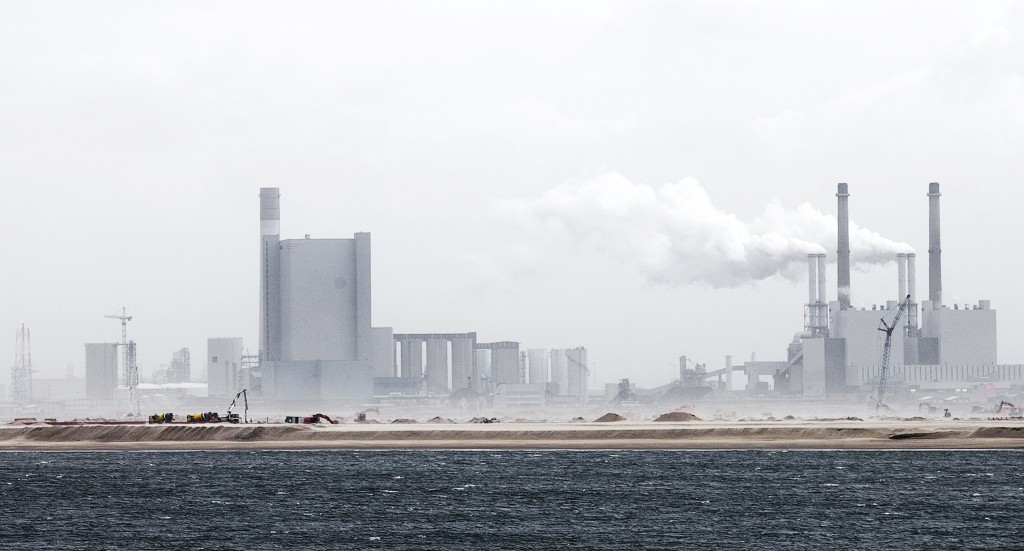 Sluiting kolencentrales? Dan claimen energiebedrijven zeker 6 miljard bij overheid. De Tweede Kamer wil graag dat alle kolencentrales in Nederland worden gesloten. Energiebedrijven maken alvast sommetjes om aan te geven wat dat gaat kosten. Voorlopig prijskaartje: 6 miljard euro. Afgelopen november riep D66 in een kamermotie op om allee kolencentrales in Nederland te sluiten. Kolencentrales stoten bij de opwekking van stroom relatief veel CO2 uit en Nederland moet nog een flinke slag maken om te voldoen aan de doelstellingen voor schone energieopwekking.