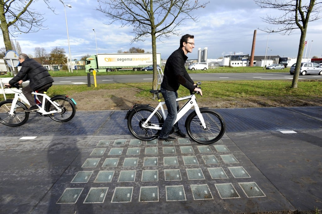 Fietsers op de SolaRoad in Krommenie. Foto: ANP