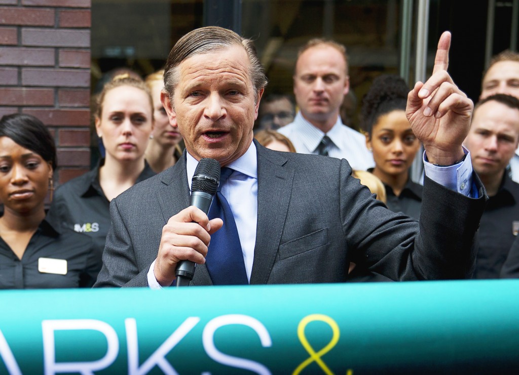 De Nederlander Marc Bolland stapt op als bestuursvoorzitter van de Britse warenhuisketen Marks & Spencer (M&S). Bolland staat sinds 2010 aan het hoofd van de onderneming. Bolland zal in april worden opgevolgd door Steve Rowe die al meer dan 25 jaar voor het bedrijf werkt. Rowe geeft momenteel leiding aan de niet-voedingsactiviteiten van M&S, waaronder kleding en schoenen. Het besluit van Bolland om te vertrekken, volgt op een slecht feestdagenseizoen voor M&S. In de periode rond kerst ging de vergelijkbare omzet bij de kledingdivisie met 5,8 procent omlaag. Dat kwam vooral door het milde winterweer waardoor minder kleding werd verkocht. Het bedrijf verkoopt verder onder meer ook levensmiddelen. Carrière Bolland Bolland is in Nederland vooral bekend van zijn rol als operationeel directeur (Chief Operations Officer) bij Heineken, het bedrijf waar hij in totaal 20 jaar werkte. Na zijn tijd bij Heineken stapte Bolland in 2006 over naar de Britse supermarktketen Morrisons, die op drie na grootste supermarktketen van Groot-Brittannië. Morrisons zat in de problemen na een mislukte overname van branchegenoot Safeway in 2004. Bolland wordt gezien als de man die het bedrijf weer op de rails heeft gekregen. In 2010 werd hij topman van Mark & Spencer, een andere Britse winkelketen. Daarbij ontving hij een overstapbonus van 15 miljoen pond. Bolland moest Marks & Spencer uit het slop trekken. Hij deed de afgelopen jaren grote investeringen om meer klanten te lokken, maar dit heeft nog niet geleid tot een hogere winst. Daardoor nam de druk op Bolland om de resultaten te verbeteren steeds verder toe. Bolland studeerde aan de Hotelschool Den Haag en de Rijksuniversiteit Groningen.