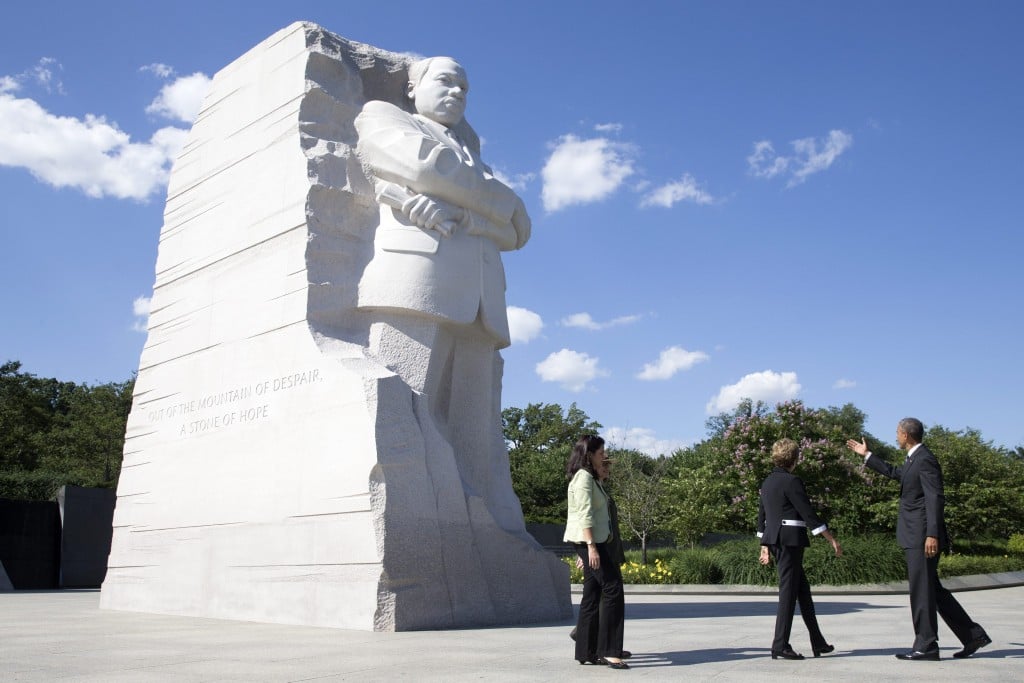 De beurzen in New York blijven maandag gesloten vanwege Martin Luther King Day. Beleggers op Wall Street maken zich op voor een week met veel resultaten van toonaangevende bedrijven als IBM, Delta Air Lines, General Electric, Morgan Stanley en Netflix. Behalve een grote hoeveelheid bedrijfscijfers worden deze week nog gegevens over onder meer de Amerikaanse inflatie en de huizenverkopen bekendgemaakt. Verder wordt uitgekeken naar de beleidsvergadering van de Europese Centrale Bank (ECB), op donderdag.