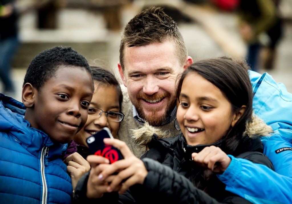 Johnny de Mol maakt een selfie met kinderen bij de aftrap voor de Koningsspelen. Foto: ANP